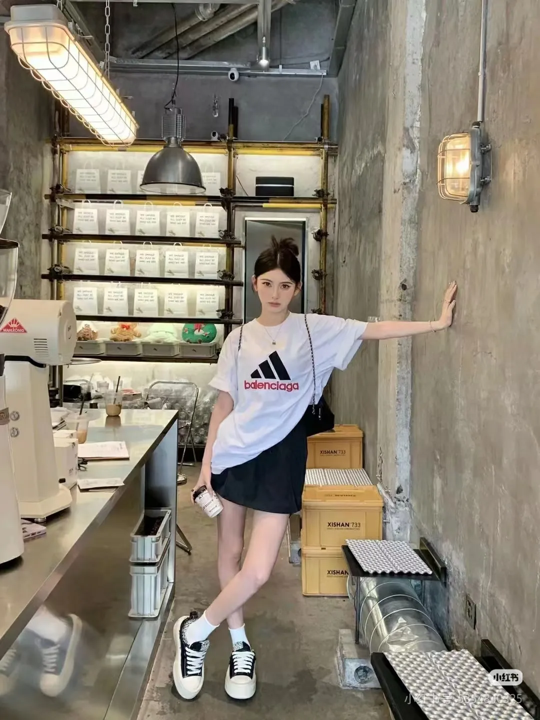 New batch number: G 805 Balenciaga × Adidas Balenciaga co-branded Adidas model Round neck short-sleeved T-shirt with Classic letter embroidery on the chest [Little Red Book Hot Sale｜Celebrity Same Style｜Co-branded triangle logo letter embroidery] 1️⃣ Made of 26 counts of 270g pure cotton double yarn fabric, soft and skin-friendly, breathable and not stuffy, Oversize loose version, covering the flesh and making you look slimmer! 2️⃣ Co-branded iconic elements, simple street yet high-end, White single color, highly recognizable, different from ordinary versions on the market 3️⃣ Seiko Quality 3 cm 12-pin foreign trade grade wiring, 1:1 customized accessories, complete three labels, complete collar label, washing label, and hangtag Color: White Men's and women's Same Style Size: S / M / L / XL ⚠️ Size recommendation: The version is a little too big. If you like the slimming effect, it is recommended to take a smaller size. The error of manual measurement is about 3cm.